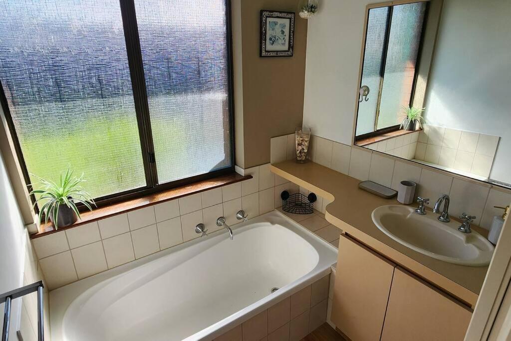 Abbey Beach Cottage Басселтон Екстер'єр фото